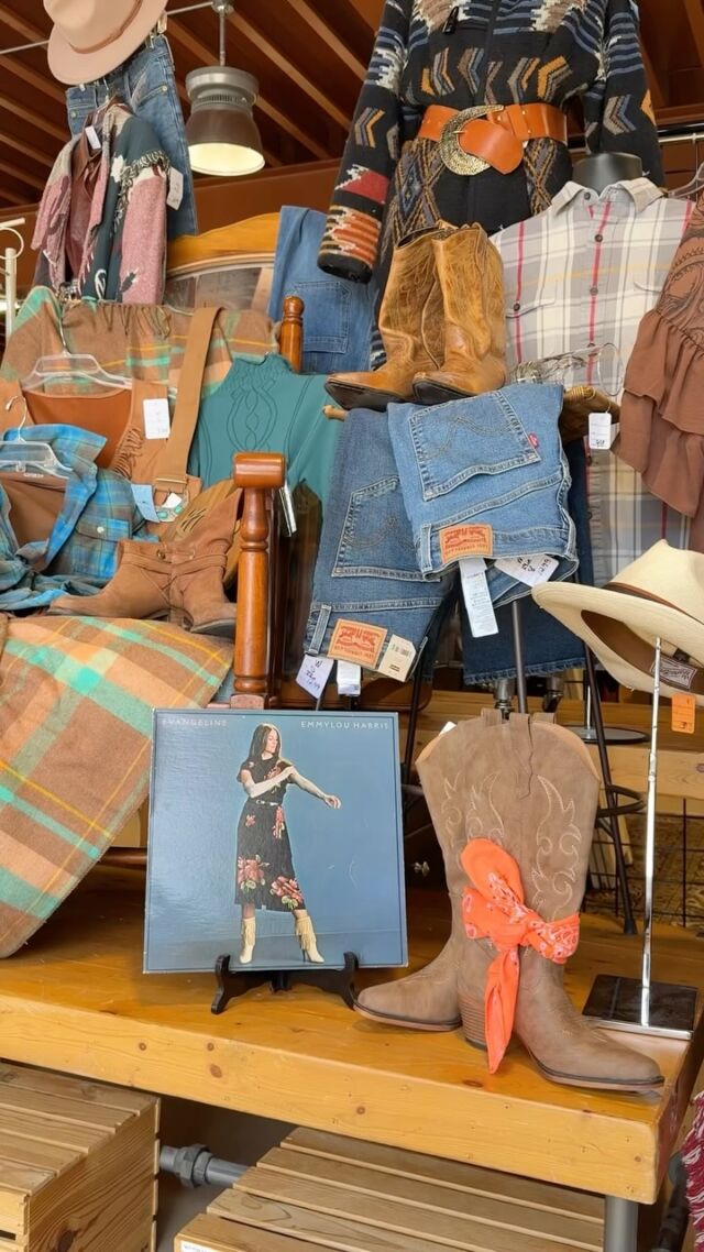 Western round up! 🤠

Fringe and suede to flannel shirts, cowboy boots, vintage denim, and statement belts. 

Second Harvest has you covered from your quality basics to your one of a kind statement pieces. 

Come see what’s on the rack. 🍂

📍 Second Harvest Community Thrift Store