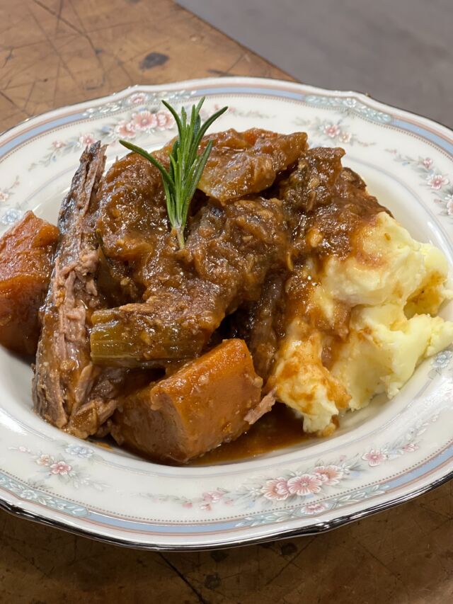 New on the menu this week! 

Rosemary Pot Roast with Mashed Potatoes

Stop in and grab a container for a fresh and delicious dinner! Sold ready to heat at home. 

📍 Harvest on Main Community Market
808 Main Street, Sharpsburg
Monday–Friday | 10 AM–6 PM