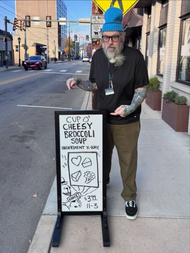 Hot Soup of the Week: Cheesy Broccoli Soup 🧀🥦🥣

Shout out to Matt for his Monday doodles showcasing our weekly hot lunch specials! 

📍 Harvest on Main Community Market
808 Main Street, Sharpsburg
Monday–Friday | 10 AM–6 PM
Hot soup + made-to-order sandwiches | 11 AM–3 PM